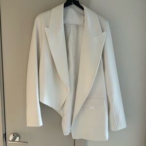 jacket is oversized and very beautiful,